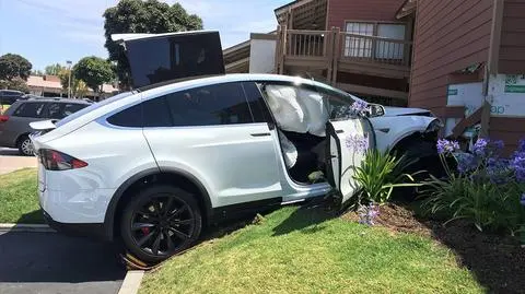 Wypadek Tesla Model X nie z winy autopilota