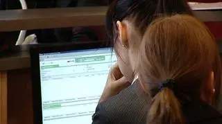 "Zlecenie nie może być zrealizowane ze względu na niedostępność systemu transakcyjnego" - taki komunikat na monitorze komputera Nieraz oznacza bardzo poważne straty. Nie można sprzedać czy kupić akcji, albo... spłacić raty kredytu w terminie. Niestety - takie awarie wciąż się zdarzają - informują o tym państwo w mailach przysyłanych do naszej redakcji. Cezary Królak przyjrzał się więc bliżej awariom w domach maklerskich i bankach szukając odpowiedzi na najważniejsze pytanie - kto za to zapłaci?