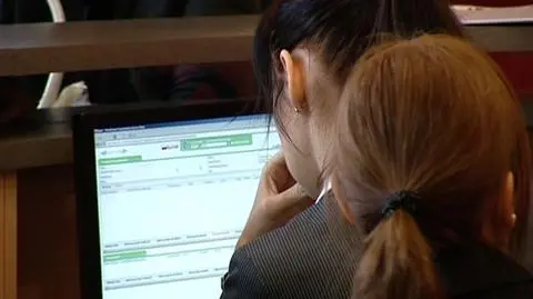 "Zlecenie nie może być zrealizowane ze względu na niedostępność systemu transakcyjnego" - taki komunikat na monitorze komputera Nieraz oznacza bardzo poważne straty. Nie można sprzedać czy kupić akcji, albo... spłacić raty kredytu w terminie. Niestety - takie awarie wciąż się zdarzają - informują o tym państwo w mailach przysyłanych do naszej redakcji. Cezary Królak przyjrzał się więc bliżej awariom w domach maklerskich i bankach szukając odpowiedzi na najważniejsze pytanie - kto za to zapłaci?