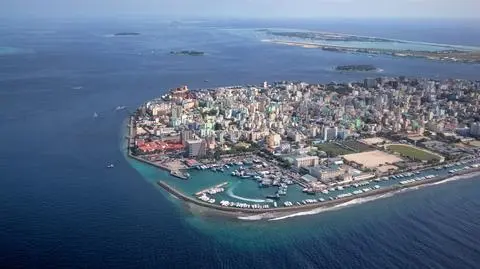 Stolica Male jest otoczona falochronem