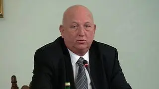 Były premier Józef Oleksy stawił się na przesłuchanie przed komisją śledczą ds. banków. Przewodniczący Artur Zawisza zadaje pierwsze pytanie...
