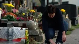 Nadchodzące święta to czas także dla specyficznego, ale coraz bardziej potrzebnego biznesu. Na rynku nie brakuje firm, które kompleksowo zajmują się wszystkim co jest związane z utrzymaniem nagrobków naszych najbliższych. W sytuacji braku czasu coraz więcej Polaków decyduje się na skorzystanie z takich usług. Jak odpowiednio wybrać taką firmę i jak rozliczyć usługodawcę? O tym Patrycjusz Wyżga.
