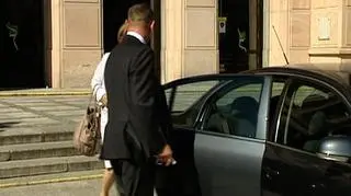 Jaki jest najlepszy samochód świata? SŁUŻBOWY... O tym chyba nikogo, kto miał taki do dyspozycji, przekonywać nie trzeba. Wkrótce jednak może się to zmienić, bo ministerstwo finansów tych, którzy korzystają z dobrodziejstw firmowych aut, chce dodatkowo opodatkować. O tym, ile jest warta dla fiskusa możliwość zrobienia zakupów służbowym samochodem, sprawdzał Łukasz Kijek.