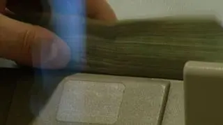 Wielka podwyżka cen w bankach. Żeby poprawić swoje wyniki finansiści sięgają do kieszeni klientów. I każą więcej płacić za przelewy prowadzenie konta czy też dostęp do internetowego rachunku. Przed podwyżkami można się bronić, można zapłacić mniej ale jaką sprawdził Łukasz Kijek wymaga to odrobiny wysiłku 