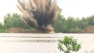 Wielka woda powoli opada. W wielu miejscach Polski powódź wyrządziła ogromne szkody bardzo często odbierając dorobek życia całych rodzin. Skutki kataklizmu zmuszają do refleksji na temat odpowiednich zabezpieczeń przeciwpowodziowych. Dzisiaj okazuje się, że doświadczenia roku 1997 zostały szybko zapomniane. Gdyby stało się inaczej rozmiary tegorocznej katastrofy byłyby znacznie mniejsze.