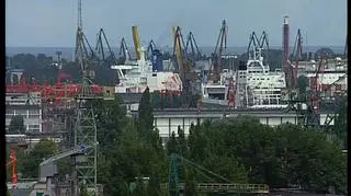 Los polskich stoczni przesądzony? Wszystko wskazuje, że tak choć dopiero w poniedziałek dowiemy się czy przesłane przez ministra skarbu Aleksandra Grada dokumenty zyskają poparcie Komisji Europejskiej. Zdaniem obserwatorów szanse na takie rozwiązanie są niewielkie. Dodatkowo dziś ukraiński inwestor ISD zagroził, że wycofa się z prywatyzacji stoczni Gdynia jeśli do końca lipca nie zostaną zakończone negocjacje. Grozi również, że sprzeda udziały w stoczni Gdańsk jeśli spółka nie otrzyma wsparcia ze strony skarbu państwa. Czy takie wsparcie jest możliwe, a także jakie mogą być kolejne warunki Komisji Europejskiej?