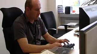 Część rodaków nie zamierza czekać 10-15 lat za granicą na wyrównanie zarobków i już teraz decyduje się na powrót do kraju. Dlaczego? Bo w Europie Zachodniej coraz wyraźniej widać spowolnienie gospodarcze, a tym samym coraz trudniej znaleźć tam dobrze płatną pracę. Problem w tym, że już niedługo także w Polsce może pod tym względem nie być wesoło.