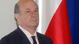 11.08 | Minister finansów Jacek Rostowski skrócił urlop i spotkał się z premierem Donaldem Tuskiem. Zapewnia jednak, że nie ma powodów do niepokoju: - Polska gospodarka jest silna i odporna na zawirowania na rynkach światowych. Myśmy ten kryzys przewidzieli i zastosowaliśmy działania wyprzedzające - przekonywał po spotkaniu minister. (TVN24)