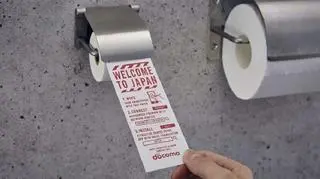 W toaletach na lotnisku w Tokio zaintalowano uchwyt na papier do smartfonów