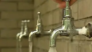 Drożej drożej i jeszcze raz drożej. Wszystko oczywiście dlatego by system się rozwijał a ludziom żyło się lepiej - wszystkim. Tym razem lepiej ma żyć się mieszkańcom Warszawy, których czeka rekordowa podwyżka cen wody. Rekordowa - bo ponad 30% Nie oznacza to jednak, że mieszkańcom innych miast będzie żyło się gorzej. Ich także czekają podwyżki. Jak duże i co jeszcze podrożeje sprawdzał Cezary Królak. 
