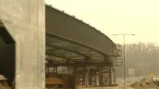 Warszawa przestanie być ostatnia stolicą w Unii Europejskiej do której nie dociera żadna autostrada. 
Poziom realizacji inwestycji drogowych w Polsce oceniany jest jako dobry. Jednak wykonawcy mają problemy z otrzymaniem bankowych kredytów. O kolejnych przeszkodach na drodze i tak już pełnej zakrętów do autostrad i dróg ekspresowych.