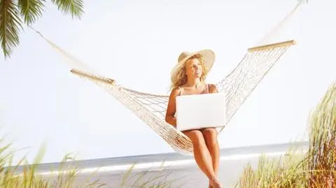 Polacy uważają, że pracodawca chce mieć z nimi kontakt podczas urlopu