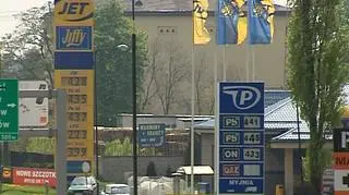 Żołnierze kompanii reprezentacyjnej przygotowują się do pracy 3 maja - czyli do uroczystej zmiany warty przed Grobem Nieznanego Żołnierza. Do pracy w majowe święta przygotowują się też pracownicy na przykład stacji benzynowych. Odpoczywać nie będą.