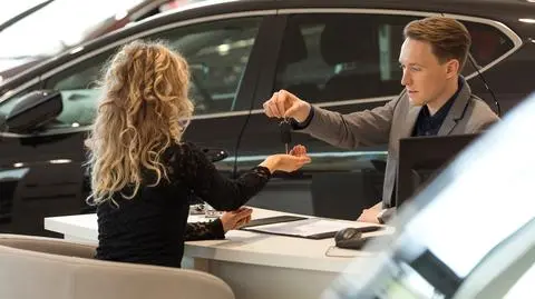 Rejestracja samochodu w Polsce. Rząd chce wprowadzić kary za nieprzerejestrowanie pojazdu