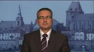 Sezon urlopowy w pełni, wyjeżdżamy do różnych hoteli, moteli i pensjonatów. Tymczasem jeden z widzów zaalarmował nas, że sprzed trzygwiazdkowego hotelu ze strzeżonym parkingiem skradziono mu zaparkowany tak samochód. Jaka jest odpowiedzialność hotelu w tym zakresie? Rozmowa z mec. Aleksandrem Barczewskim, radcą prawnym z toruńskiego oddziału Kancelarii Chałas i Wspólnicy.