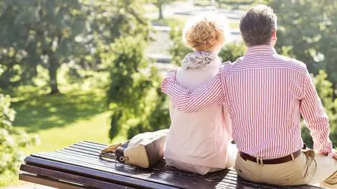 1 października zostanie obniżony wieku emerytalny do 60 lat dla kobiet i do 65 dla mężczyzn
