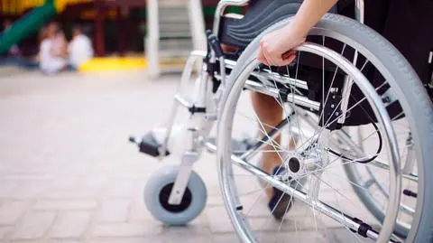 Sejm uchwalił w piątek ustawę, która zakłada przyznanie świadczenia uzupełniającego w kwocie 500 zł osobom niezdolnym do samodzielnej egzystencji