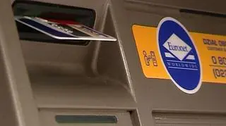 Kliencie- masz rachunek, masz bezpłatny dostęp do wielu bankomatów w Polsce to możesz mieć problem... Kolejny raz okazuje się, że dokładnie trzeba czytać warunki umowy prowadzenia rachunków bankowych, by potem, w trakcie wymarzonego urlopu nie okazało się, że to co miało być za darmo kosztuje całkiem sporo..