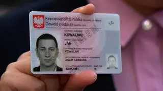 Nowe dowody osobiste będą inne niż dotąd i coraz bardziej realna staje się groźba, że z tego powodu mogą być problemy.
