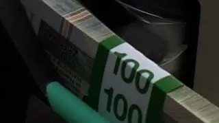 Coraz gorsze nastroje - coraz większe zakupy. Trzeci miesiąc z rzędu spada optymizm wśród polskich konsumentów - wynika z badania przeprowadzonego przez firmę Pentor. Humory psuje nam podwyżka podatku VAT i zapowiedź likwidacji kolejnych ulg podatkowych. Tymczasem dane o sprzedaży detalicznej zaskoczyły nawet optymistów. We wrześniu kupiliśmy o prawie 9 procent więcej towarów niż w tym samym okresie rok wcześniej. Łukasz Kijek