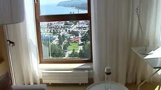 Na zlecenie portalu Golf Properties.pl pytano zamożnych Polaków, czy zamierzają inwestować w luksusowe nieruchomości. Na pytanie czy planują w tej chwili - w czasach kryzysu - zakup nieruchomości, twierdząco odpowiedziało 65 procent przepytanych osób. Najbogatsi najchętniej kupią w Polsce. Ponad 13 procent z nich chętnie zdecydowałoby się na zakupy poza naszym krajem, ale w Europie. Ponad sześć procent sprawiłoby sobie nieruchomoć poza starym kontynentem.