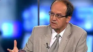 Gospodarka światowa wkracza powoli w fazę ożywienia - mówił w TVN CNBC Biznes profesor Andrzej Sławiński. Według członka Rady Polityki Pieniężnej już pod koniec roku zobaczymy w Polsce bezrobocie niższe niż wcześniej zakładane 15 procent, a na koniec 2010 roku tempo wzrostu polskiego PKB osiągnie poziom 2 procent. Z profesorem Andrzejem Sławińskim Mikołaj Kunica rozmawiał w "Rynkach Dnia".