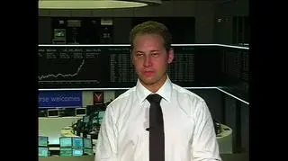 Powyborczy komentarz, analitycy na naszej antenie mówili w piątek, że cenią stabilność a duże odstępstwa od zapowiadanych wyników wyborów mogą poruszyć rynkiem o kilka procent. Spojrzenie na wynik wyborów z perspektywy dużych graczy na rynkach zachodnich. Sprawdzamy historyczny wpływ wyników elekcji na zachowania indeksów. Naszym gościem jest Patryk Jabłonowski z Deka Investments.