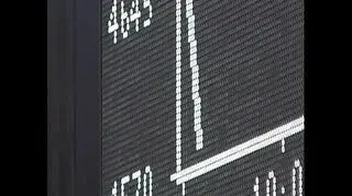 Równia pochyła. Głębokie spadki dzielone niewielkimi odreagowaniami nie są w stanie zatrzymać spadkowego trendu. Chociaż dzisiejsza sesja w Nowym Jorku zakończyła się sporymi wzrostami to analitycy już nawet nie próbują prognozować jak nisko mogą znaleźć się giełdowe indeksy. Tym razem złe nastroje spotęgowały zapowiedzi o grożącej światu recesji. Dlaczego teraz spowodowały one gwałtowną reakcję rynków choć o możliwości recesji mówiło się od dawna i jakie są szanse na poprawę beznadziejne jak się wydaje sytuacji?
