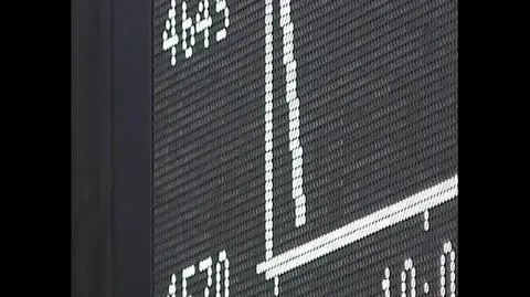 Równia pochyła. Głębokie spadki dzielone niewielkimi odreagowaniami nie są w stanie zatrzymać spadkowego trendu. Chociaż dzisiejsza sesja w Nowym Jorku zakończyła się sporymi wzrostami to analitycy już nawet nie próbują prognozować jak nisko mogą znaleźć się giełdowe indeksy. Tym razem złe nastroje spotęgowały zapowiedzi o grożącej światu recesji. Dlaczego teraz spowodowały one gwałtowną reakcję rynków choć o możliwości recesji mówiło się od dawna i jakie są szanse na poprawę beznadziejne jak się wydaje sytuacji?
