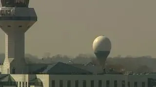 Można się im przyglądać godzinami. Dla wielu obserwowanie samolotów to czysta przyjemność. Dla wielu innych - to trudna praca. Kontrolerzy z Polskiej Agencji Żeglugi Powietrznej spędzają w niej osiem godzin dziennie. Czasami zdarza się, że zostają dłużej.