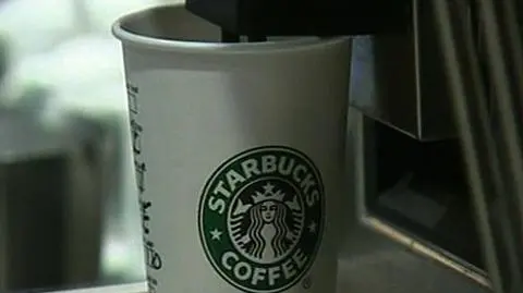 Starbacks to jedna ze stu najdroższych marek świata. Legendarna już amerykańska marka otwiera pierwszą kawiarnię w Polsce - w Warszawie. W Polsce wartość tego rynku liczy się w miliardach złotych. Co się zmieni, jak zareaguje konkurencja? O tym w materiale Karoliny Hytrek.