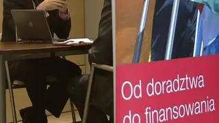 Szef bankowego nadzoru pisze list do bankowców. Stanisław Kluza jest zaniepokojony działaniami instytucji finansowych, które ratując swoje wyniki z jednej strony podnoszą opłaty za usługi, a z drugiej nie rezygnują z premiowania ryzykownych operacji. Przewodniczący Komisji uważa, że banki tym więcej płacą swoim pracownikom za sprzedaż danego produktu im większe ryzyko dla zainwestowanych pieniędzy niesie ze sobą ów produkt. A to według nadzorcy sytuacja niepokojąca. 