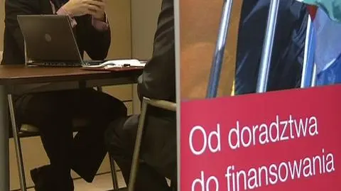 Szef bankowego nadzoru pisze list do bankowców. Stanisław Kluza jest zaniepokojony działaniami instytucji finansowych, które ratując swoje wyniki z jednej strony podnoszą opłaty za usługi, a z drugiej nie rezygnują z premiowania ryzykownych operacji. Przewodniczący Komisji uważa, że banki tym więcej płacą swoim pracownikom za sprzedaż danego produktu im większe ryzyko dla zainwestowanych pieniędzy niesie ze sobą ów produkt. A to według nadzorcy sytuacja niepokojąca. 