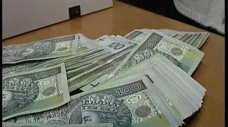 SLD gotowe jest poprzeć uwolnienie zarobków prezesów państwowych spółek w zamian za uwolnienie pensji pracowników tych firm. Jak dowiedział się nasz reporter - za taką cenę SLD byłoby gotowe poprzeć koalicję w odrzuceniu weta prezydenta do ustawy znoszącej tak zwaną ustawę kominową. Na pierwszym po wakacjach posiedzeniu opinię o prezydenckim wecie omawiała komisja skarbu. Jakie są szanse aby prezesi państwowych firm zarabiali porównywalnie do prywatnej konkurencji?