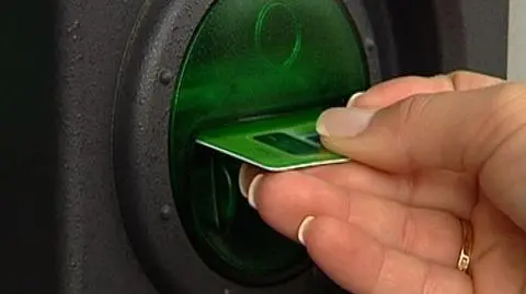 Wakacyjne dylematy finansowe