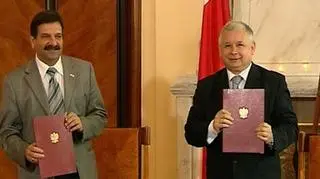 - Podwyżka płacy minimalnej, wzrost wynagrodzeń w sferze budżetowej oraz wydłużenie o rok obowiązujących zasad przechodzenia na wcześniejsze emerytury - to główne ustalenia porozumienia między rządem i NSZZ „Solidarność”.(TVN24)