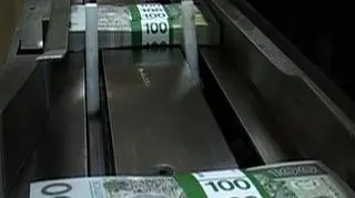 Ile dziś to wszystko znaczy? Przez globalny kryzys finansowy przeszliśmy dość spokojnie notując dodatni wzrost gospodarczy nawet wtedy, gdy najważniejsze gospodarki w Europie były w recesji. Mimo to wydarzenia w Grecji, a także czerwone kartki dla Portugalii i Hiszpanii osłabiają naszą walutę. Wielu z Państwa zastanawia się dlaczego tak się dzieje i co czeka nas w najbliższej przyszłości. Problemy na południu i zachodzie Europy niemal bezpośrednio uderzają w zasobność portfeli Polaków.