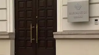 Kredyt coraz bardziej jak... Yeti. Podobno gdzieś jest i podobno ktoś udziela. Jednak warunki stawiane przez banki sprawiają, ze w praktyce otrzymanie pieniędzy na własne mieszkanie jest co raz trudniejsze - i coraz droższe. Dodatkowo możemy nie dostać tylu środków ile byśmy chcieli mimo, że mamy taką zdolność kredytowa. Dlaczego i w których bankach nie ma sensu składać wniosku o pożyczkę?