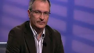 Za dobry czerwcowy wynik sprzedaży aut odpowiadają głównie firmy ponieważ klienci indywidualni kupują zdecydowanie mniej samochodów - zauważa Wojciech Drzewiecki z Instytutu Samar. Przypomnijmy, ze sprzedaż samochodów w I połowie roku była niższa niż przed rokiem o 6,27%, ale w czerwcu zanotowano 5% wzrost licząc rok do roku. W programie "Pieniądze od rana" o tym co czeka branże samochodową i czy spadek oznacza szanse na promocje i niższe ceny Paweł Blajer rozmawiał z prezesem Instytutu Samar Wojciechem Drzewieckim.