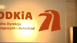 Plan budowy dróg i autostrad w Polsce warty 32 miliardy złotych może lec w gruzach. Wszystko dlatego, że zdaniem opozycji parlamentarnej i części prawników kontrakty z wykonawcami zawiera osoba, która nie ma do tego prawa. Generalna Dyrekcja zarzuty odpiera i twierdzi, że Lech Witecki nie tylko ma pełne prawo do podpisywania umów, ale jest też niezwykle skuteczny w swoich działaniach. Jaka więc droga rysuje się przed budową autostrad i co pełniący obowiązki dyrektora Generalnej Dyrekcji Dróg Krajowych i Autostrad ma wspólnego z Koreanką, która zdawała egzamin na prawo jazdy już 775 razy?
