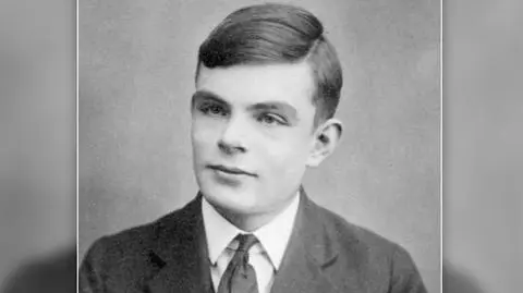 W czasie II wojny światowej Alan Turing zaprojektował tzw. bombę Turinga
