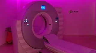 26 miliardów złotych - tyle Polacy wydali w zeszłym roku na prywatne leczenie. To już połowa tego, ile wydaje Narodowy Fundusz Zdrowia. Polacy coraz częściej stosują się do zalecenia: pacjencie lecz się sam. A to oznacza, że rośnie nam kolejny wielki sektor w gospodarce. Jak się w tym sektorze robi biznes, kto i ile może na tym zarobić? O tym Łukasz Kijek