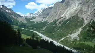 Malownicza osada ze starymi zabudowaniami leży u stóp szczytu Gran Paradiso, wokół którego znajduje się park narodowy, oferujący wyjątkowo piękną scenerię