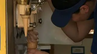 Zakładamy punkt z lodami. Wystarczy 20 tys. złotych na maszynę do lodów, którą najlepiej postawić obok szkoły lub kościoła. W sezonie od czerwca do września można na tym biznesie zarobić, oczywiście zależnie od tego, gdzie ten mini-biznes będziemy prowadzić.