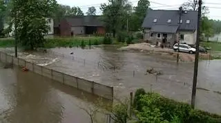 Powódź spowodowała bardzo duże problemy ze spedycją na południu Polski mówi Jacek Machocki, prezes PEKAES SA. Spółka ma wyłączonych kilka terminali. Kłopoty z odbiorem i dostarczeniem przesyłek trwają od poniedziałku.