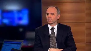 Komisja Nadzoru Finansowego z nowym szefem - Andrzej Jakubiak przejął tę funkcję od Stanisława Kluzy. Rada Europejska nakazała bankom stworzenie buforu kapitałowego 9-ciu procent całości swoich kapitałów po odliczeniu od niego rynkowej wartości obligacji państwowych. Nowy szef Komisji Nadzoru Finansowego powiedział w TVN CNBC, że większość banków w Polsce już spełnia ten nowy wymóg.