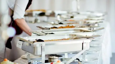 Przegląd prasy: Polacy coraz chętniej korzystają z cateringu