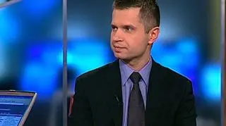 Dzisiejsze dane potwierdziły, że popyt konsumpcyjny spowalnia i przyczyni się do obniżenia PKB. Przyczyną spowolnienia jest m.in. sytuacja na rynku pracy. Będzie wyraźny spadek sprzedaży samochodów, mebli, RTV, AGD a konsumenci będą szukać oszczędności. Kryzys jest szansą dla producentów dóbr tańszych. Naszym gościem w studio TVN CNBC Biznes był Piotr Bujak, ekonomista BZ WBK