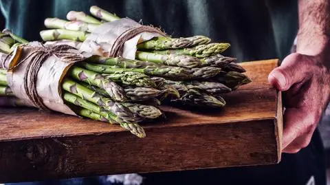 Polacy coraz chętniej jedzą zielone szparagi