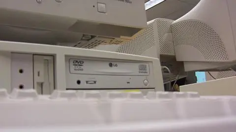 Polacy rezygnują z komputerów i telefonów stacjonarnych